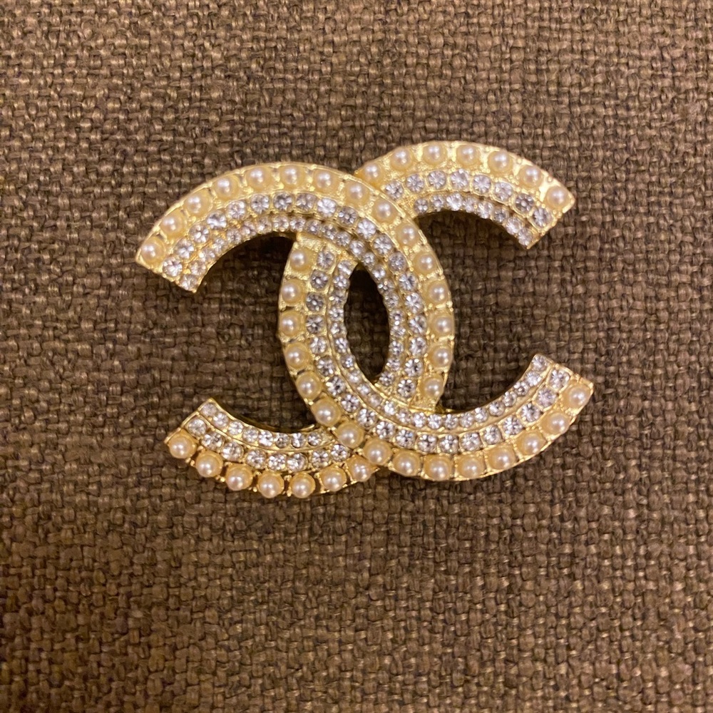 - Classic Double CC Pearled Brooch - Picture 11 of 15